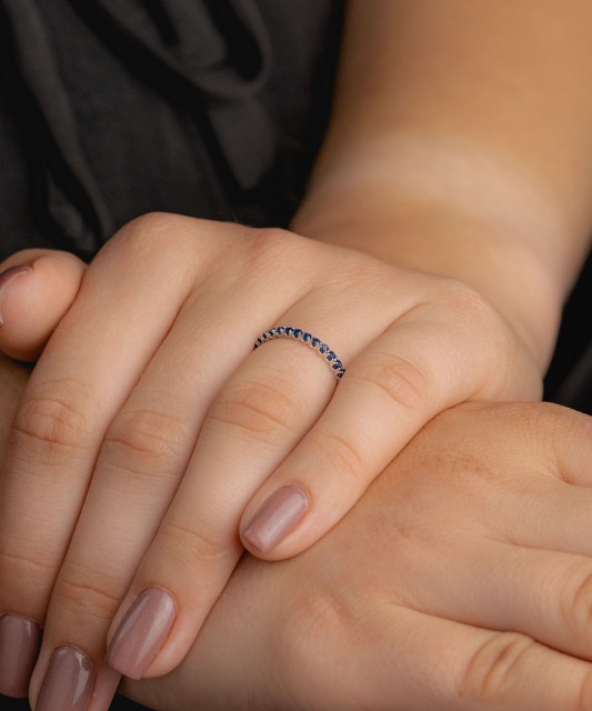 Valgest kullast sõrmus safiiride