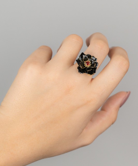 Kullatud hõbesõrmus tsirkoonide ja emailiga