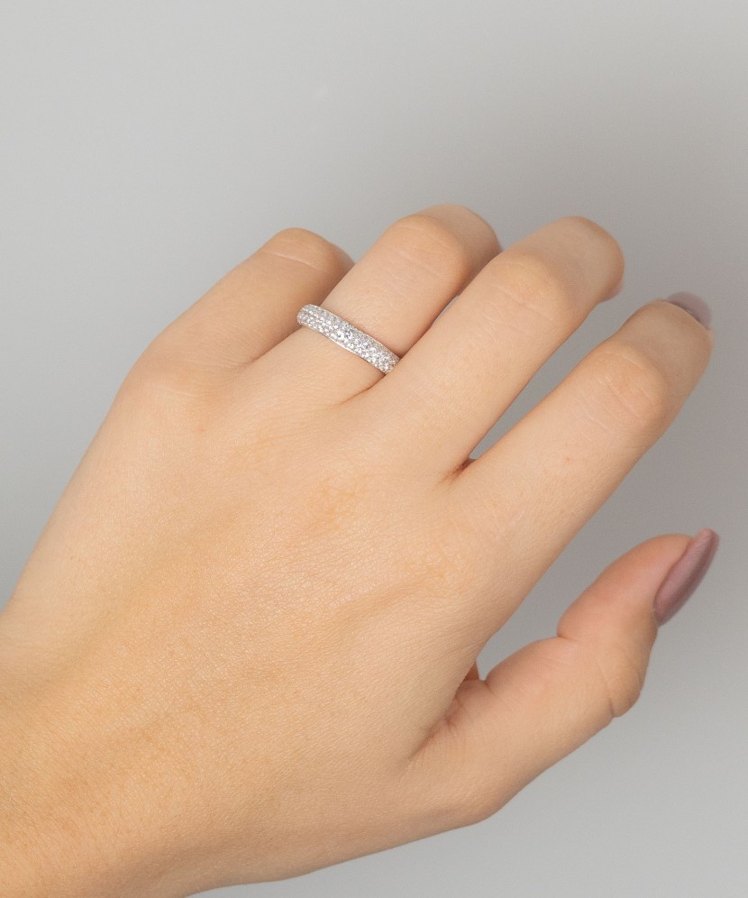 Hõbesõrmus tsirkoonidega