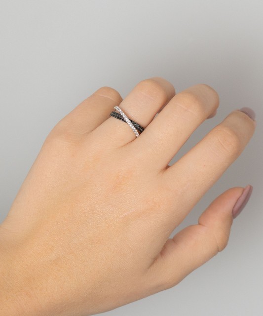 Hõbesõrmus tsirkoonidega ja spinelliga