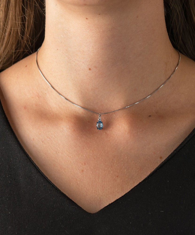 Hõberipats tsirkoonidega