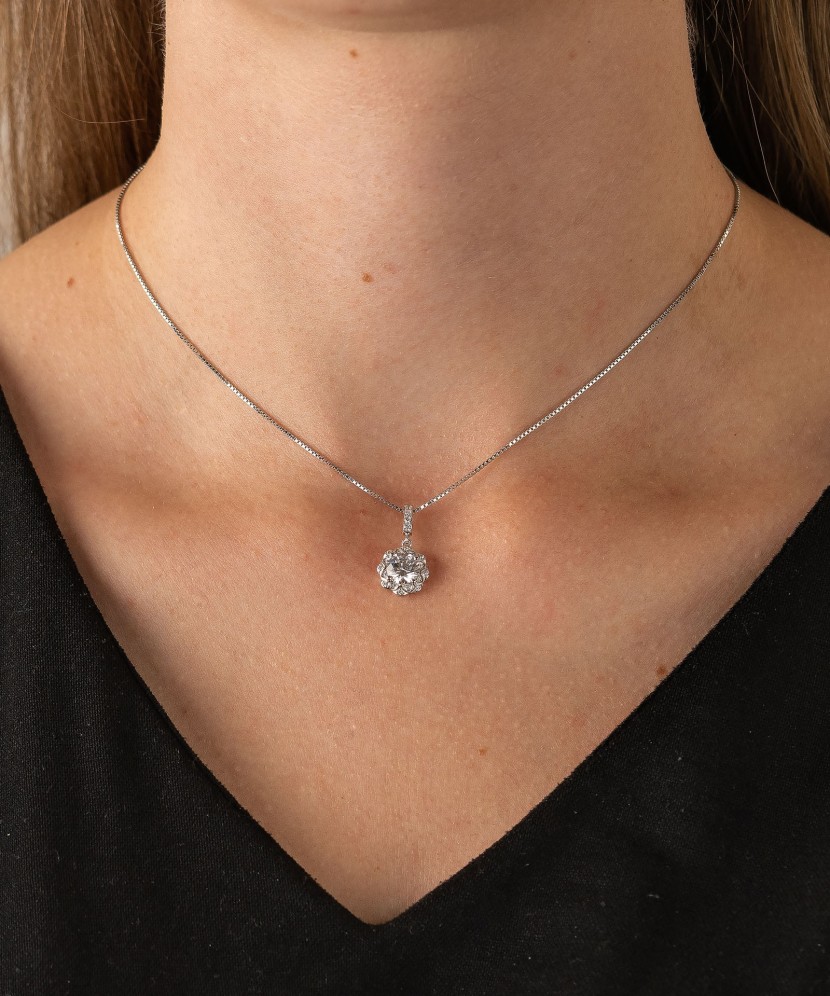 Hõberipats tsirkoonidega