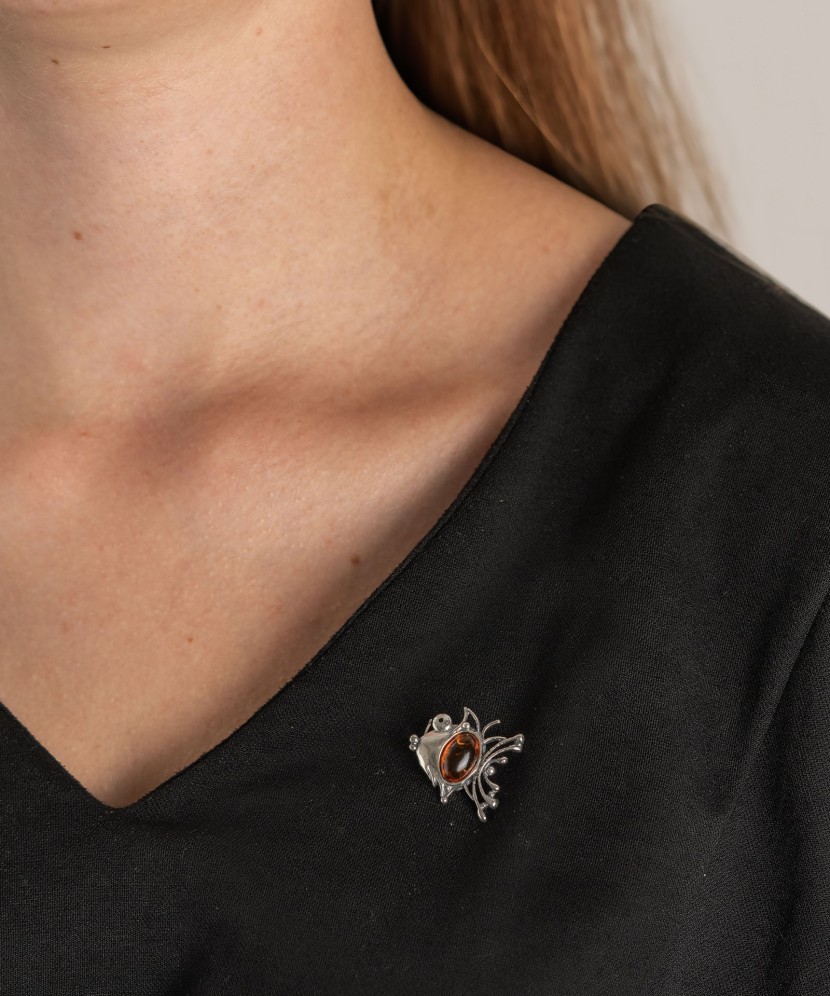 Серебряная брошь с янтарём