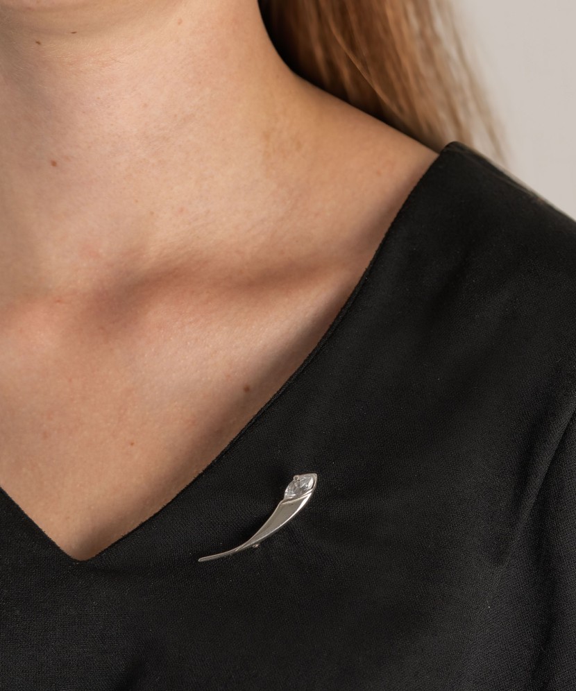 Серебряная брошь с цирконом