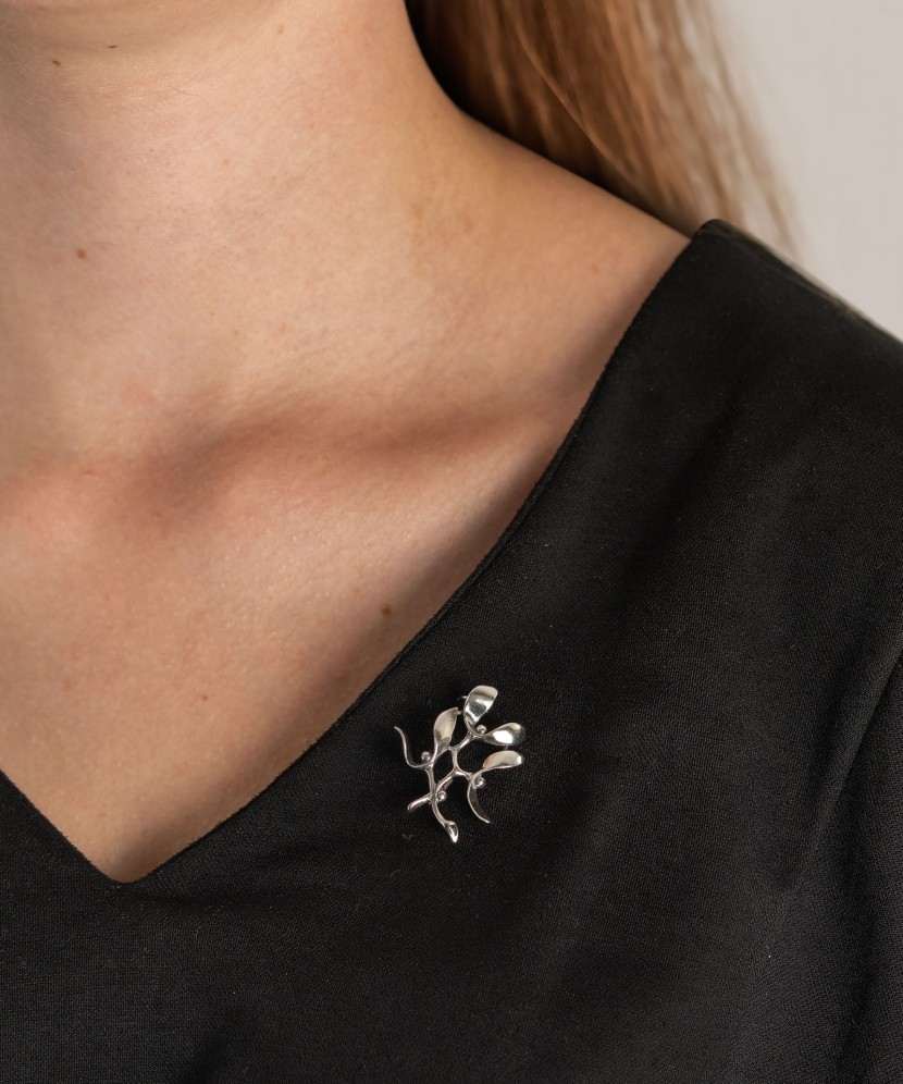 Серебряная брошь