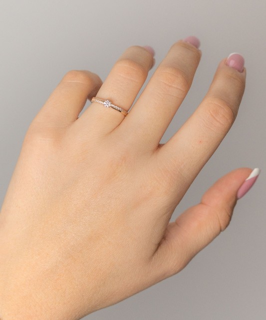 Золотое кольцо с цирконами