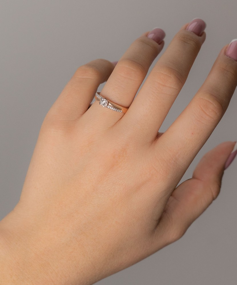 Кольцо из золота с бриллиантом