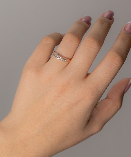 Кольцо из золота с бриллиантом