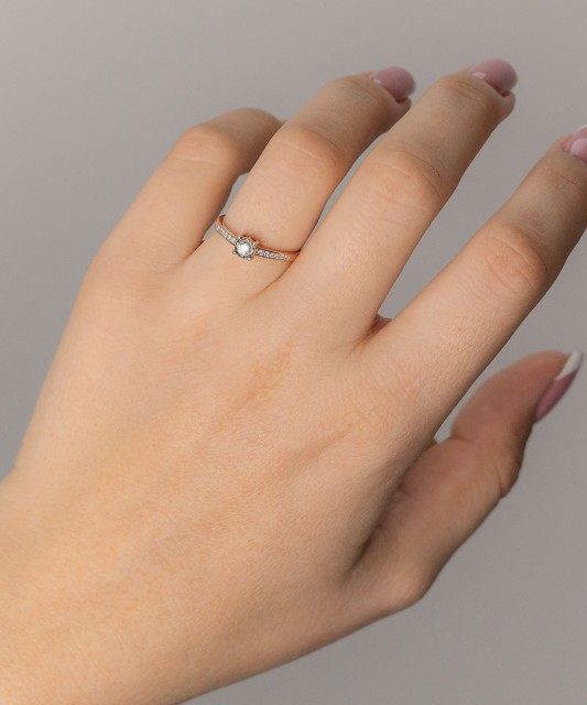 Kuldsõrmus briljandiga