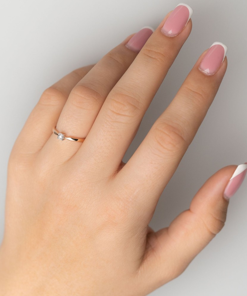 Kuldsõrmus briljandiga