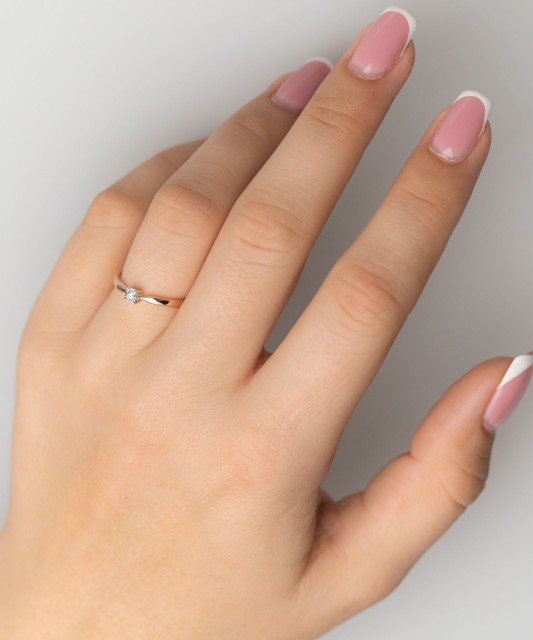 Kuldsõrmus briljandiga