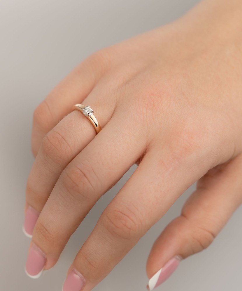 Золотое кольцо с бриллиантом 0,11ct