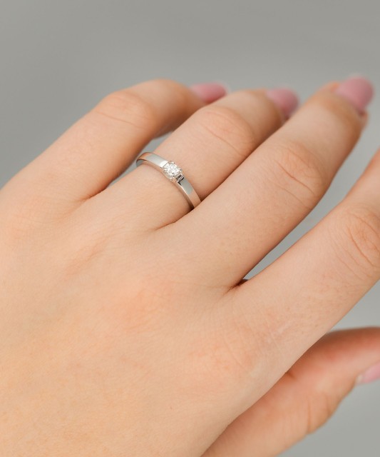 Кольцо из белого золота с бриллиантом 0,105ct