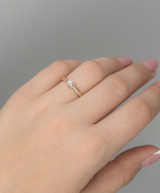 Золотое кольцо с бриллиантом 0,10ct