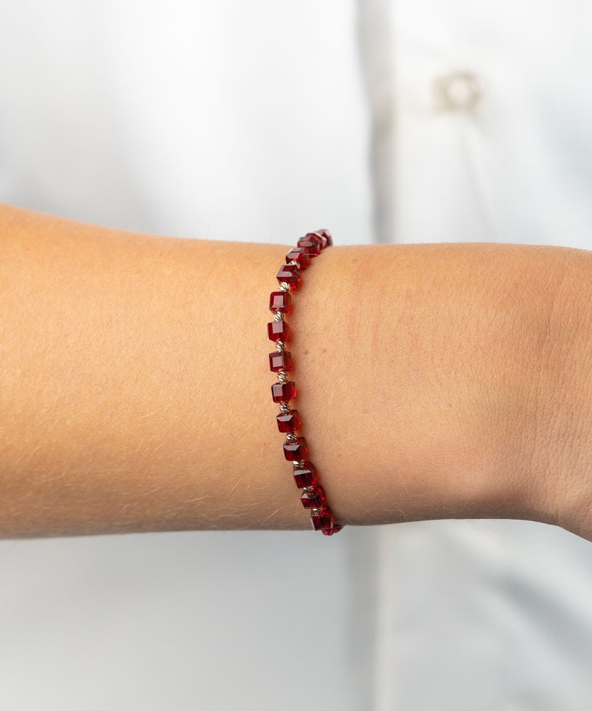 Punasest lõngast käevõru kulla ja oonüksitega