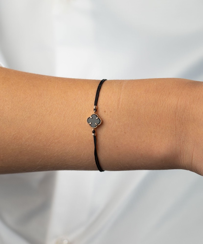 Браслет из красной нити с золотом и ониксом