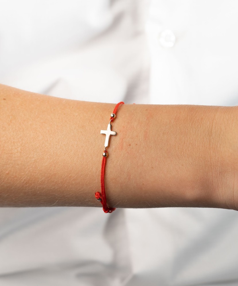 Punasest lõngast käevõru kuldripatsiga  "Rist"