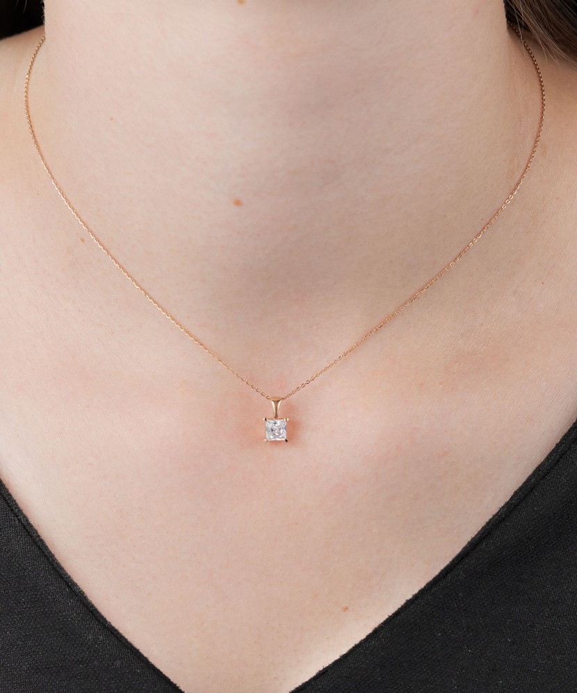 Kuldripats tsirkooniga