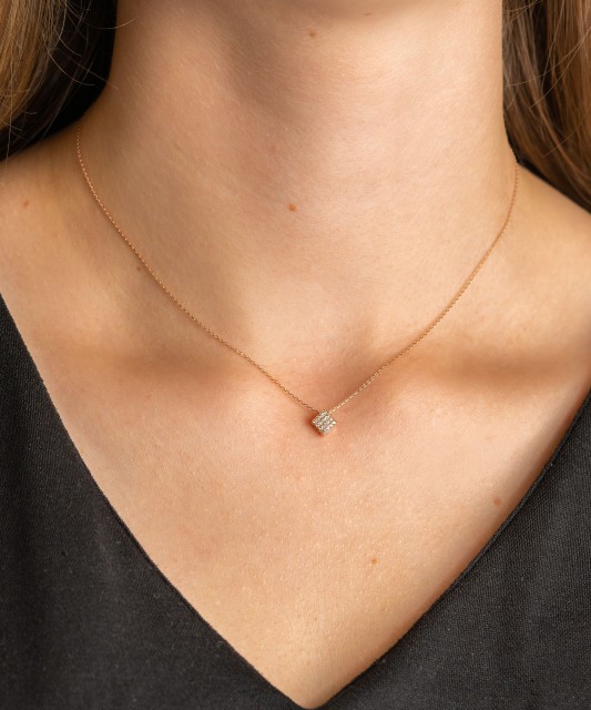 Kuldkett tsirkoonist ripatsiga