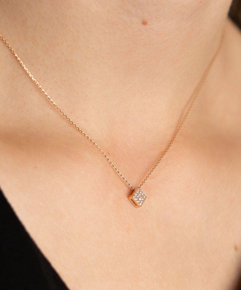 Kuldkett tsirkoonist ripatsiga