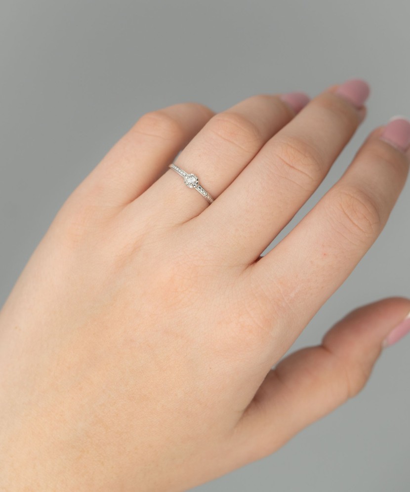 Valgest kullast sõrmus teemantidega