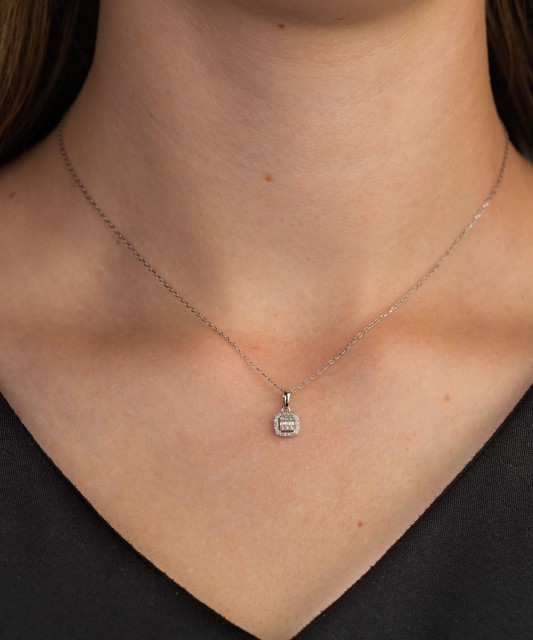 Valgest kullast ripats briljantidega