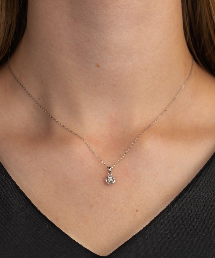 Valgest kullast ripats briljantidega