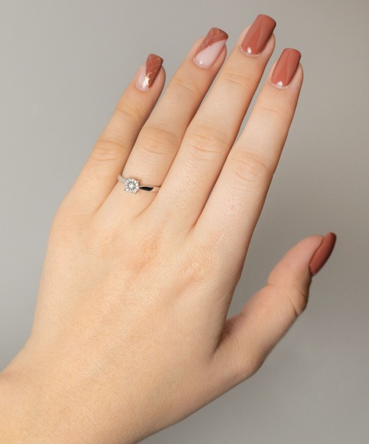 Valgest kullast sõrmus teemantidega