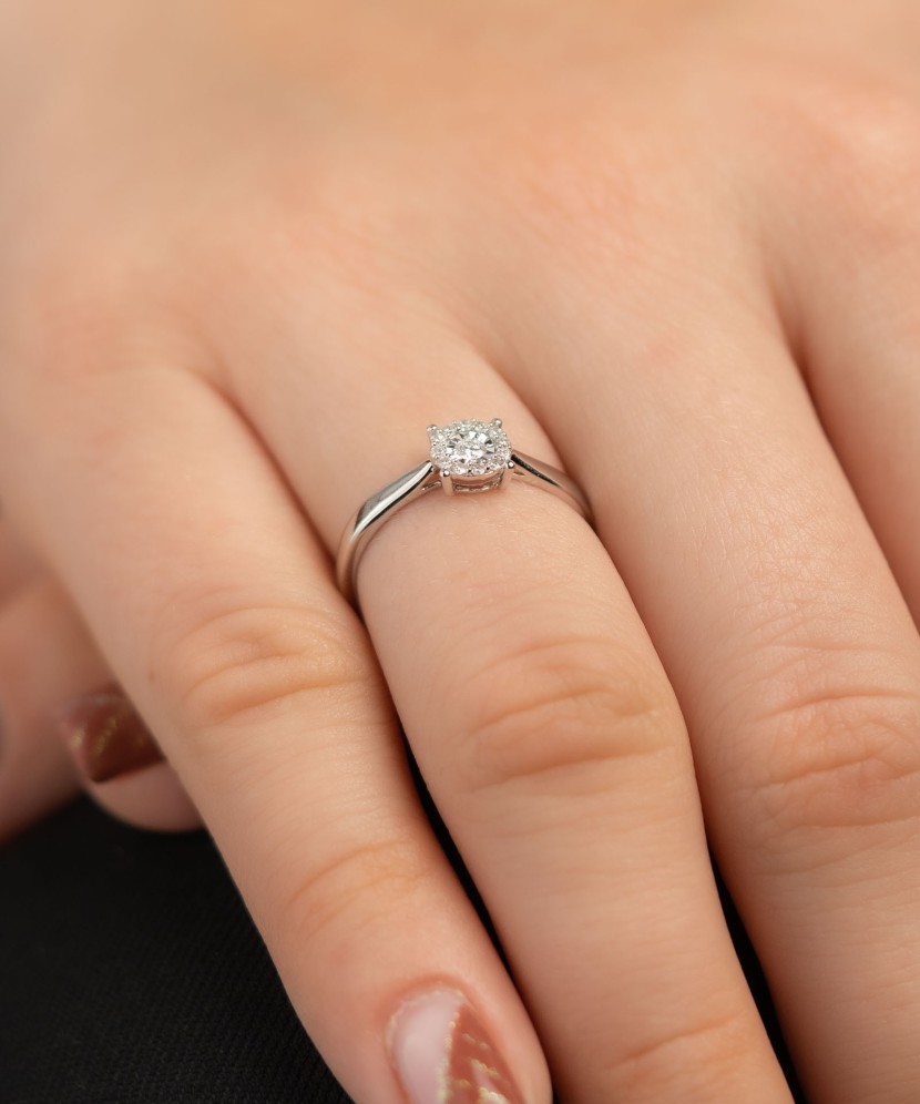 Valgest kullast sõrmus teemantidega