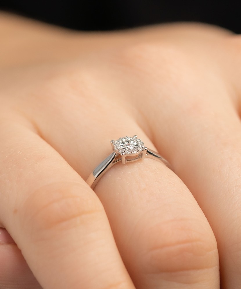 Valgest kullast sõrmus teemantidega