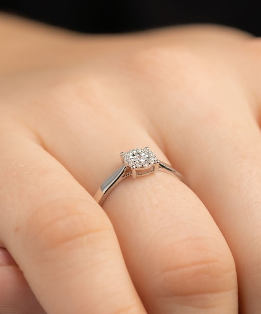 Кольцо из белого золота с алмазами