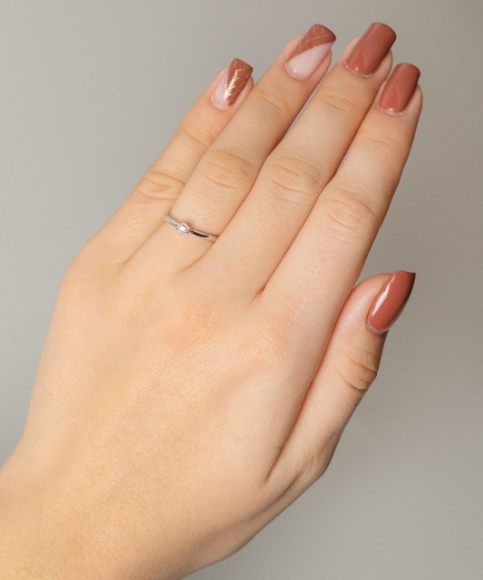 Кольцо из белого золота с бриллиантом