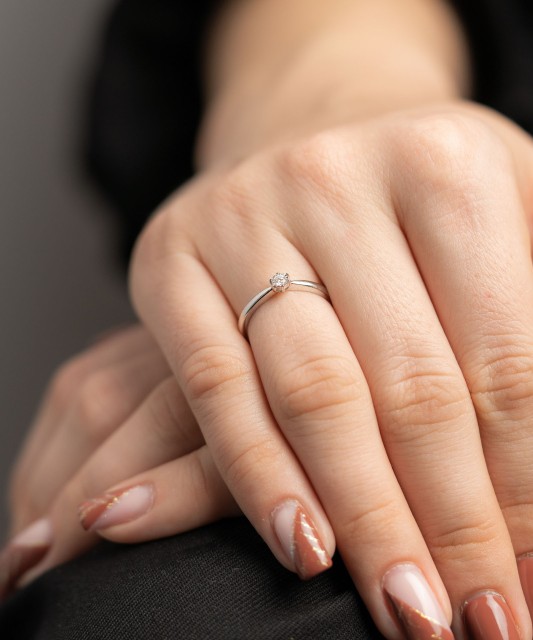 Valgest kullast sõrmus briljandiga