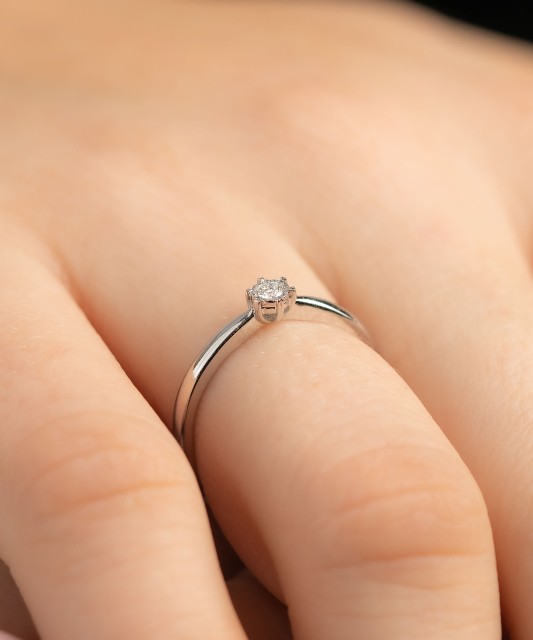 Valgest kullast sõrmus briljandiga