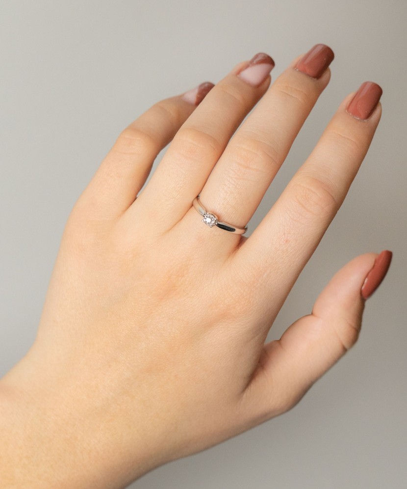 Valgest kullast sõrmus briljandiga