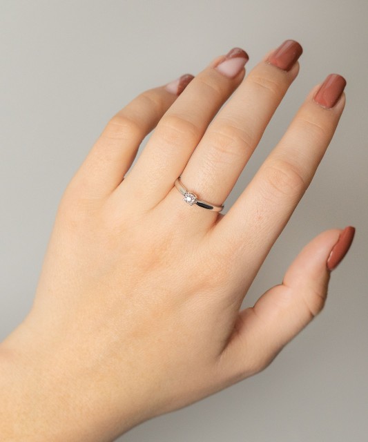 Valgest kullast sõrmus briljandiga