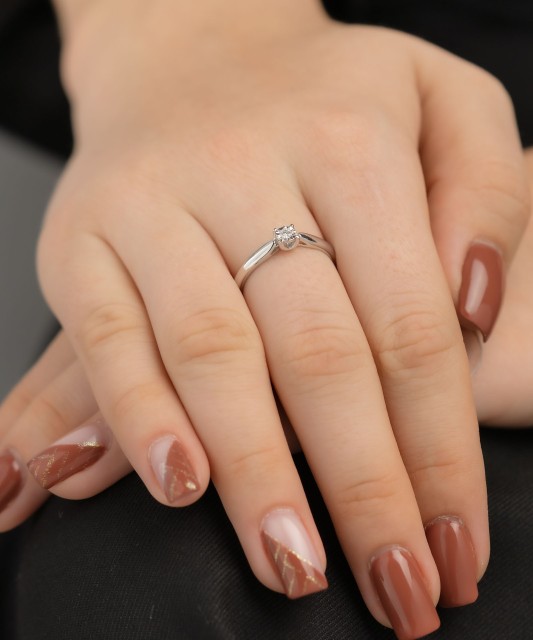 Valgest kullast sõrmus briljandiga