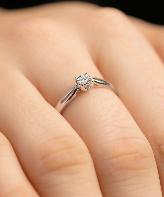 Valgest kullast sõrmus briljandiga