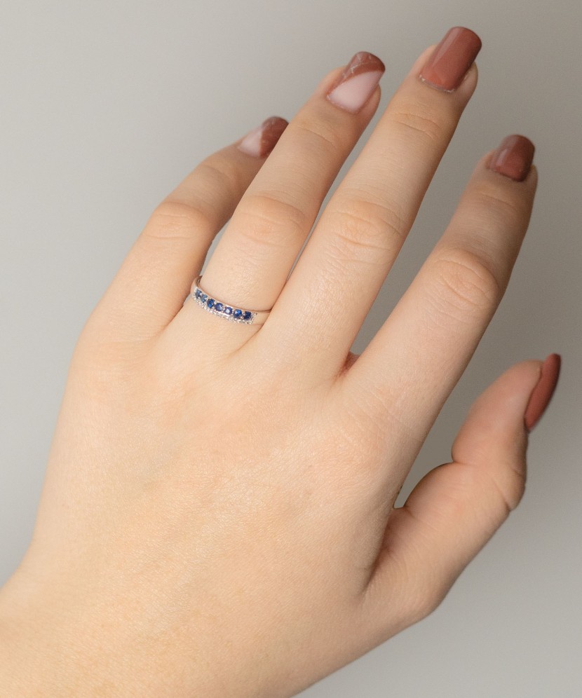 Кольцо из белого золота с сапфирами и бриллиантами