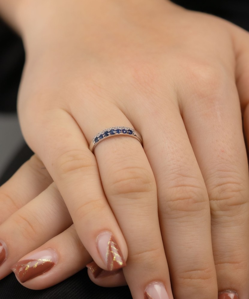 Valgest kullast sõrmus safiiride ja briljantidega