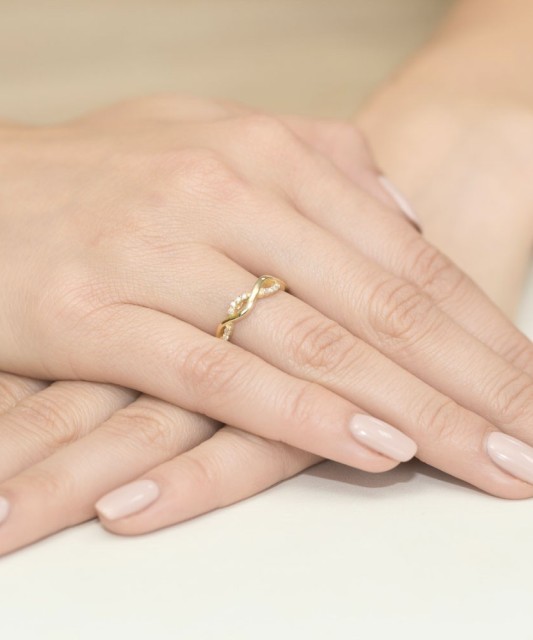 Kuldsõrmus teemantidega