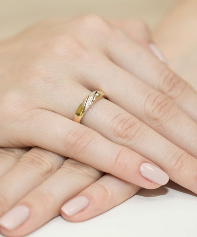 Kuldsõrmus teemantidega