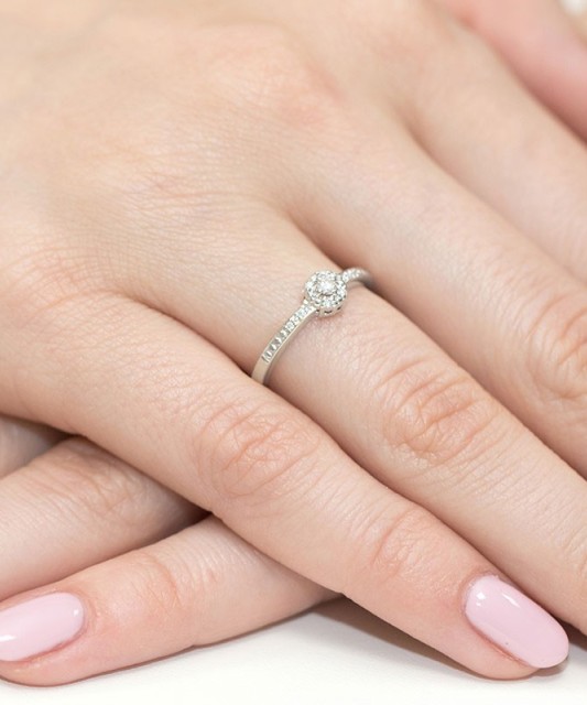 Valgest kullast sõrmus teemantidega