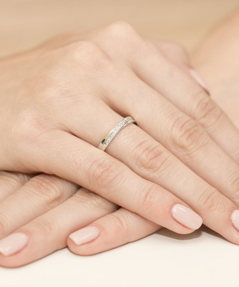 Valgest kullast sõrmus teemantidega