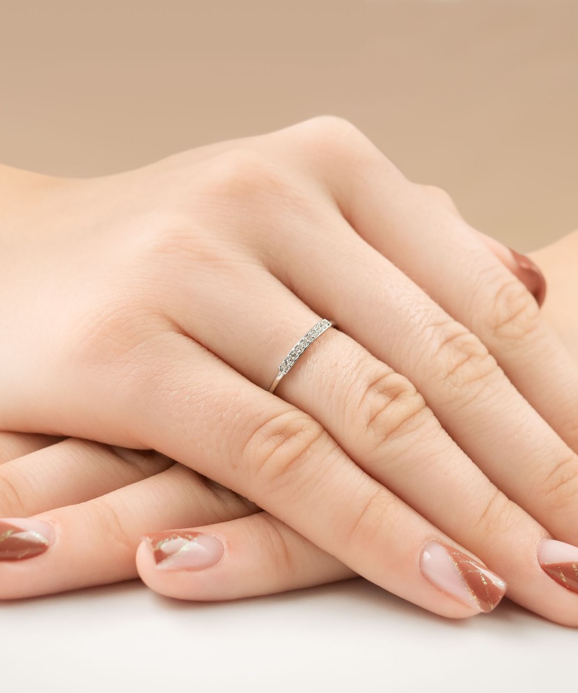 Valgest kullast sõrmus teemantidega