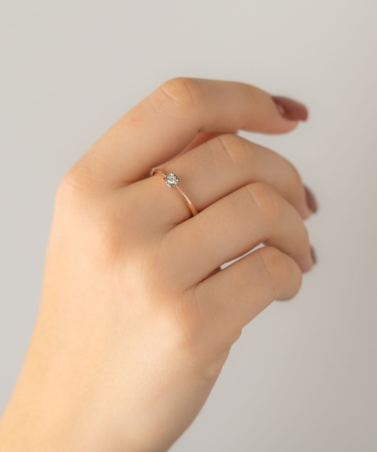 Kuldsõrmus briljandiga