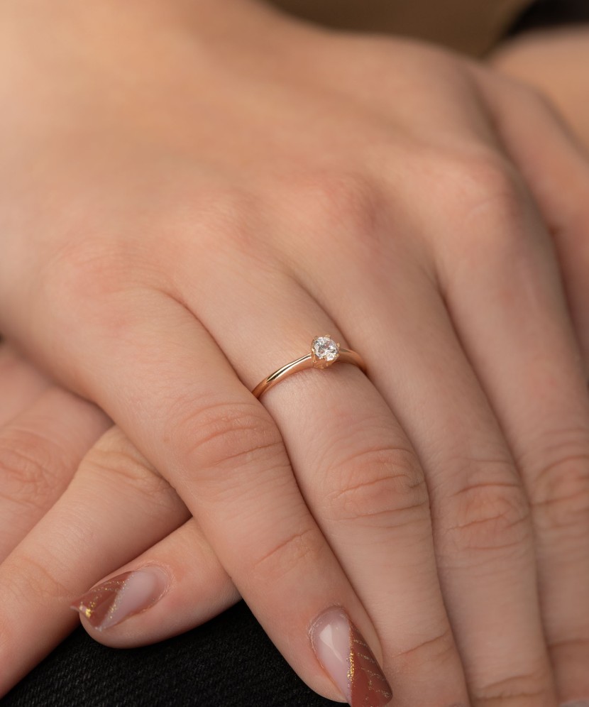 Kuldsõrmus tsirkooniga