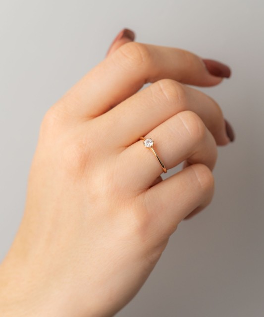 Kuldsõrmus tsirkooniga