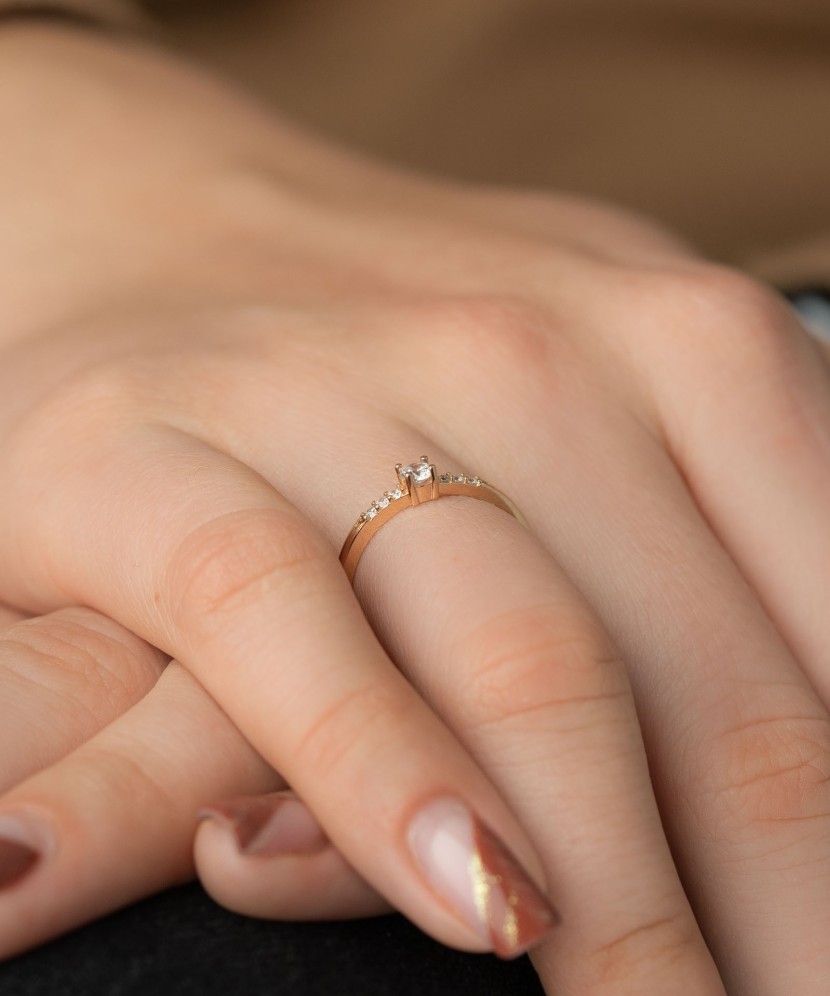 Kuldsõrmus tsirkoonidega