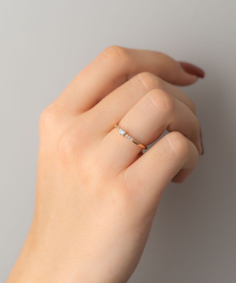 Kuldsõrmus tsirkoonidega